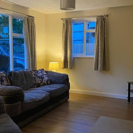 Cheerful 3 Bedroom Bungalow With Indoor Fire Place グロスター エクステリア 写真