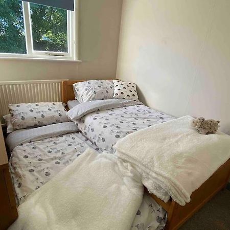 Cheerful 3 Bedroom Bungalow With Indoor Fire Place グロスター エクステリア 写真