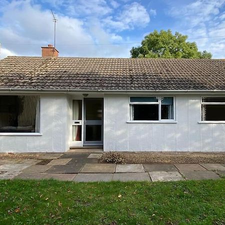 Cheerful 3 Bedroom Bungalow With Indoor Fire Place グロスター エクステリア 写真