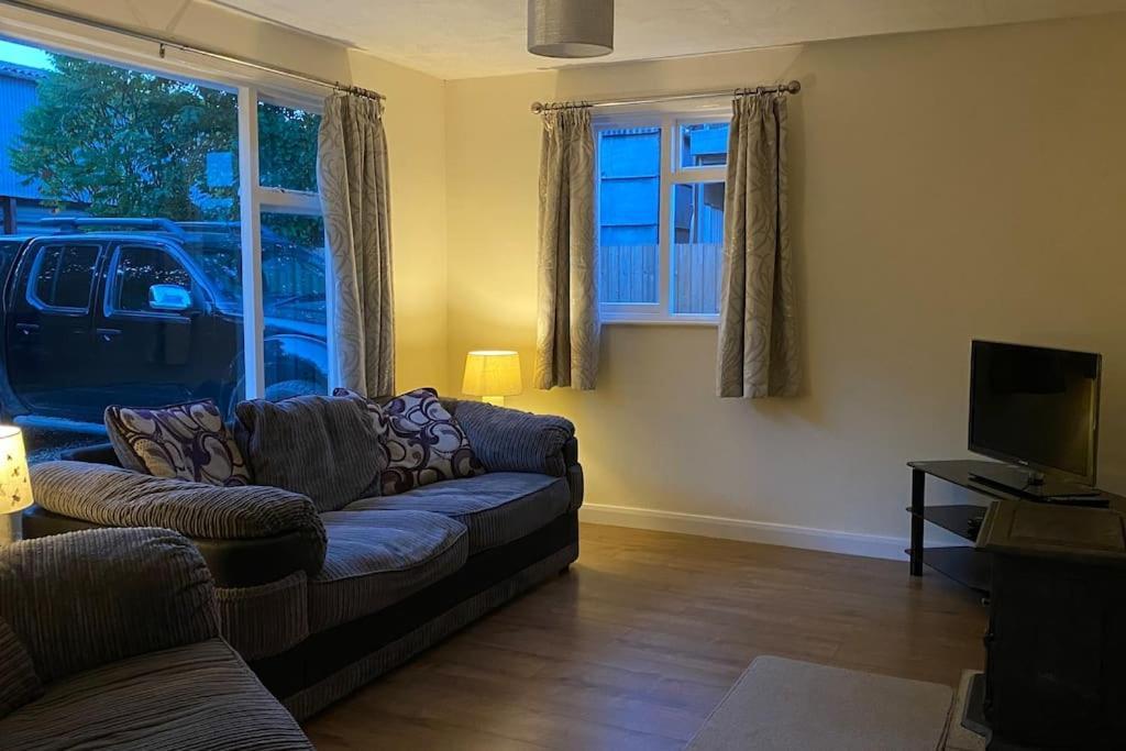 Cheerful 3 Bedroom Bungalow With Indoor Fire Place グロスター エクステリア 写真