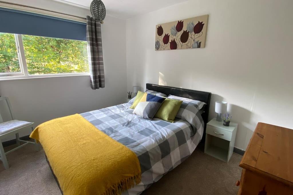 Cheerful 3 Bedroom Bungalow With Indoor Fire Place グロスター エクステリア 写真