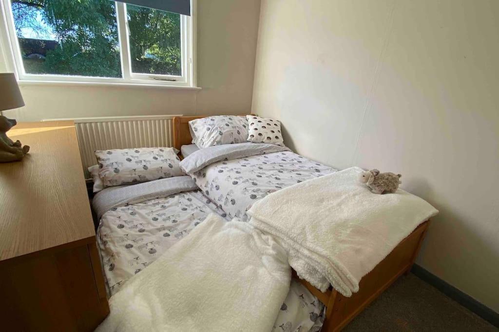 Cheerful 3 Bedroom Bungalow With Indoor Fire Place グロスター エクステリア 写真