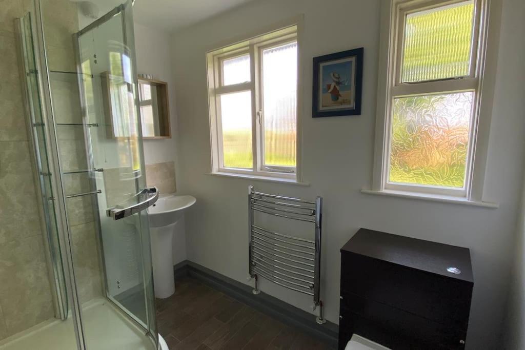 Cheerful 3 Bedroom Bungalow With Indoor Fire Place グロスター エクステリア 写真