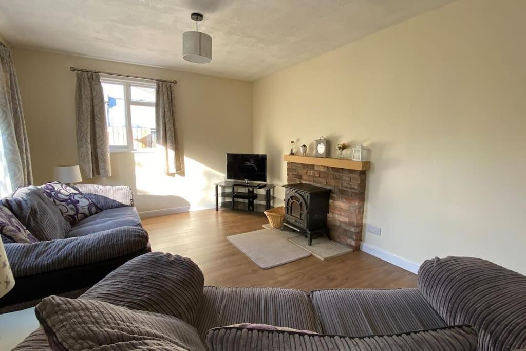 Cheerful 3 Bedroom Bungalow With Indoor Fire Place グロスター エクステリア 写真