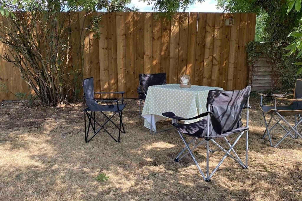 Cheerful 3 Bedroom Bungalow With Indoor Fire Place グロスター エクステリア 写真