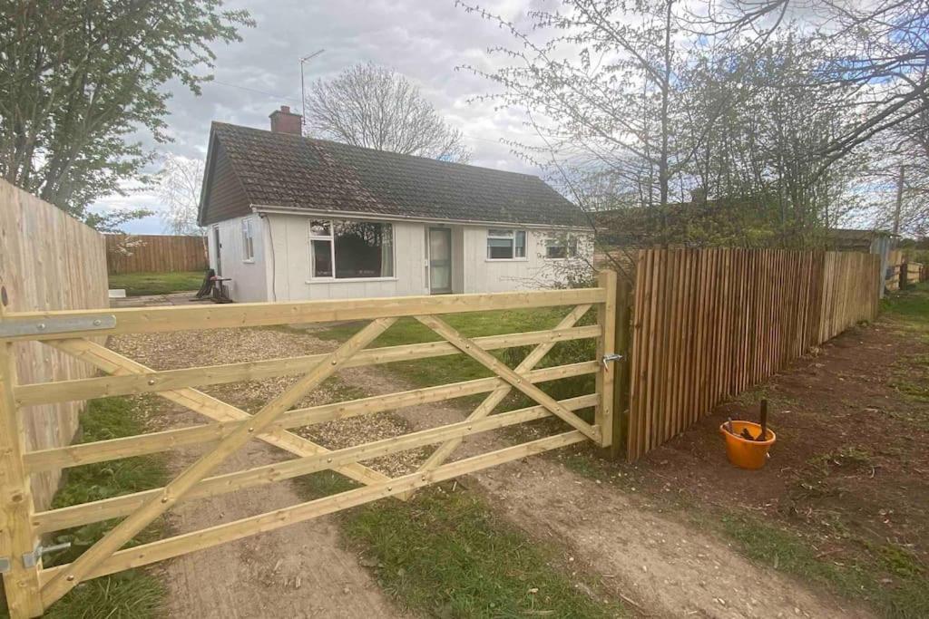 Cheerful 3 Bedroom Bungalow With Indoor Fire Place グロスター エクステリア 写真