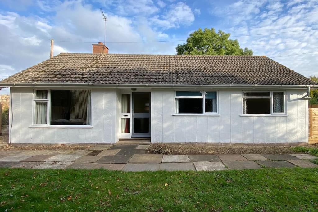 Cheerful 3 Bedroom Bungalow With Indoor Fire Place グロスター エクステリア 写真
