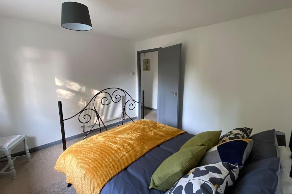 Cheerful 3 Bedroom Bungalow With Indoor Fire Place グロスター エクステリア 写真