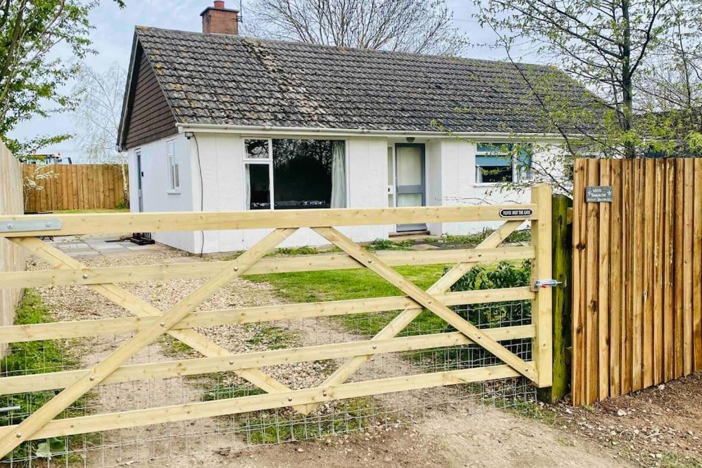 Cheerful 3 Bedroom Bungalow With Indoor Fire Place グロスター エクステリア 写真