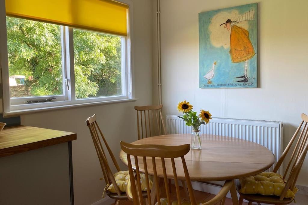 Cheerful 3 Bedroom Bungalow With Indoor Fire Place グロスター エクステリア 写真