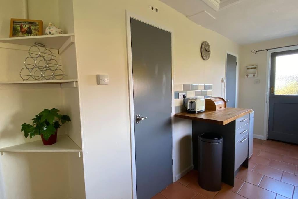 Cheerful 3 Bedroom Bungalow With Indoor Fire Place グロスター エクステリア 写真