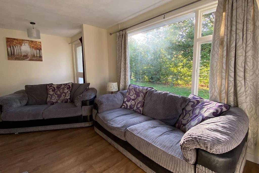 Cheerful 3 Bedroom Bungalow With Indoor Fire Place グロスター エクステリア 写真