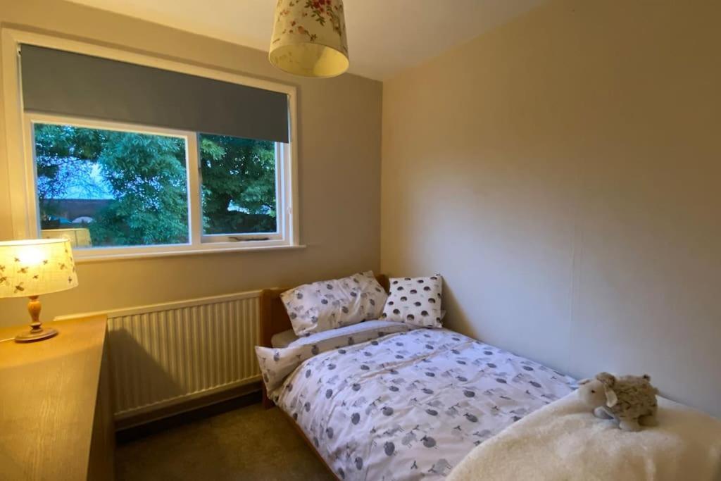 Cheerful 3 Bedroom Bungalow With Indoor Fire Place グロスター エクステリア 写真