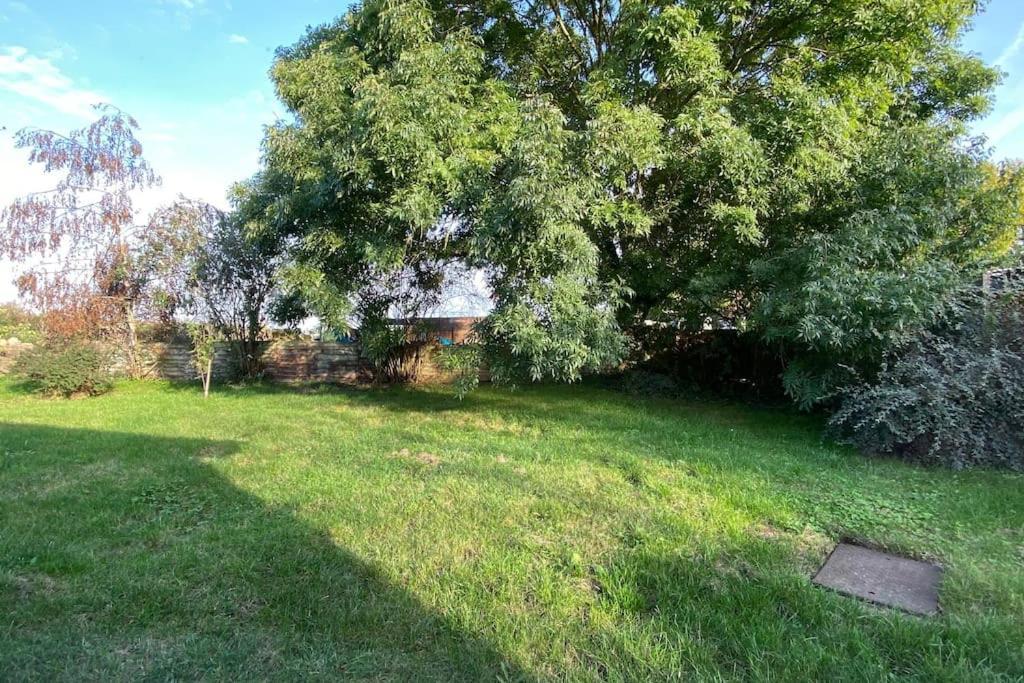 Cheerful 3 Bedroom Bungalow With Indoor Fire Place グロスター エクステリア 写真