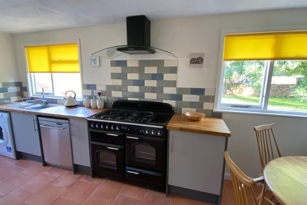 Cheerful 3 Bedroom Bungalow With Indoor Fire Place グロスター エクステリア 写真