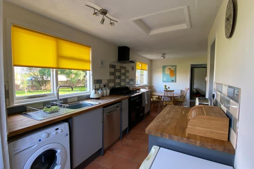 Cheerful 3 Bedroom Bungalow With Indoor Fire Place グロスター エクステリア 写真