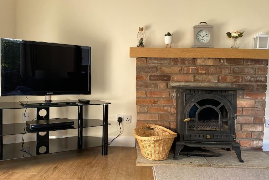 Cheerful 3 Bedroom Bungalow With Indoor Fire Place グロスター エクステリア 写真