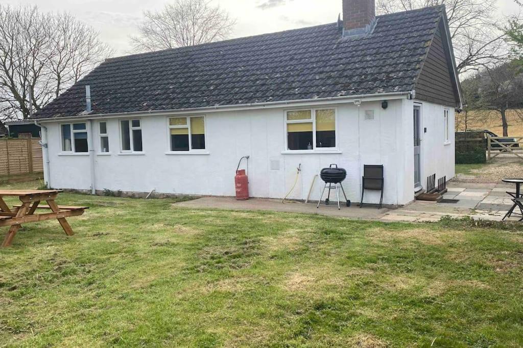 Cheerful 3 Bedroom Bungalow With Indoor Fire Place グロスター エクステリア 写真
