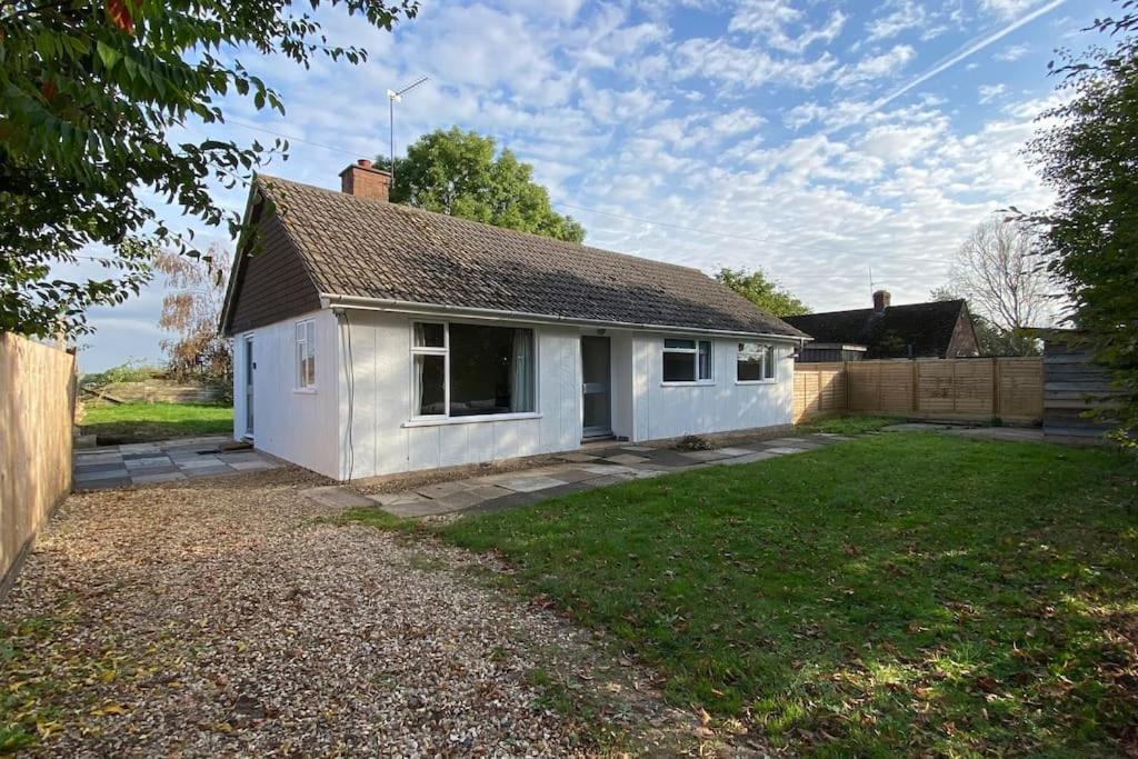 Cheerful 3 Bedroom Bungalow With Indoor Fire Place グロスター エクステリア 写真