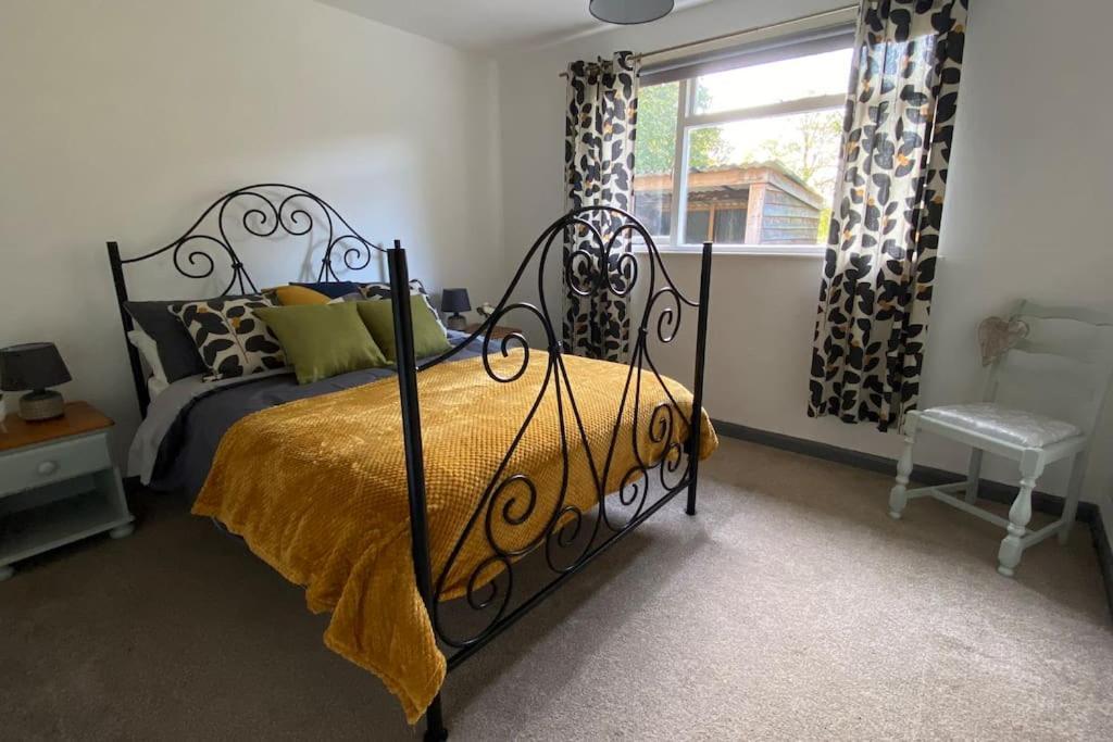 Cheerful 3 Bedroom Bungalow With Indoor Fire Place グロスター エクステリア 写真