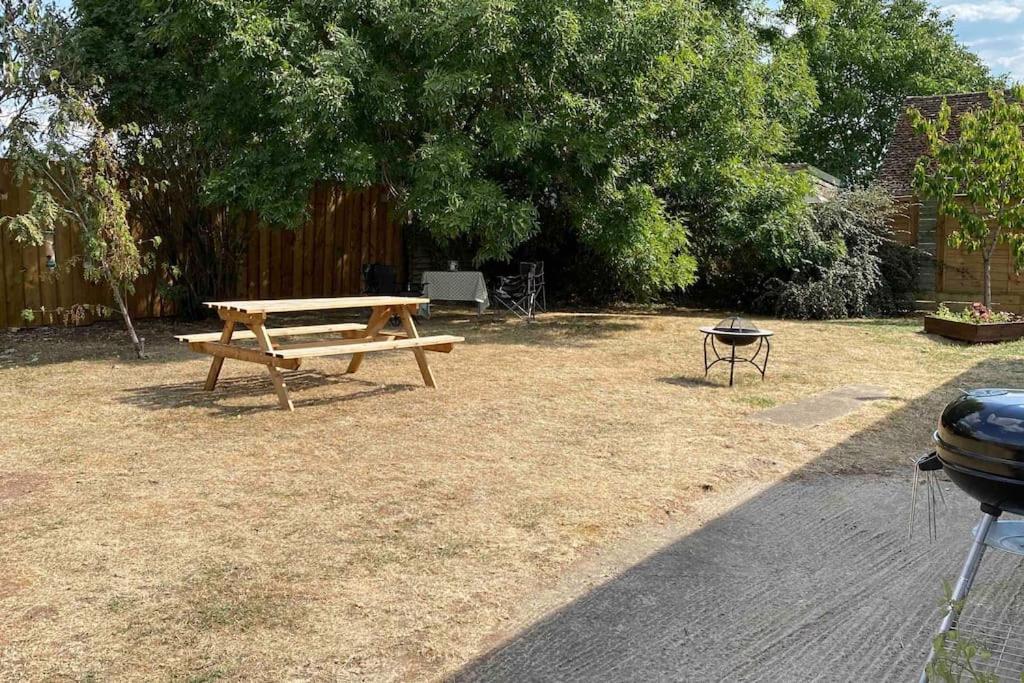 Cheerful 3 Bedroom Bungalow With Indoor Fire Place グロスター エクステリア 写真