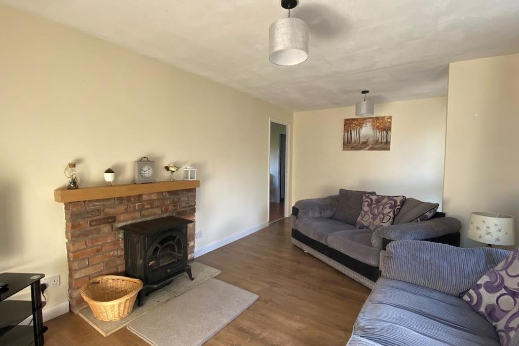 Cheerful 3 Bedroom Bungalow With Indoor Fire Place グロスター エクステリア 写真